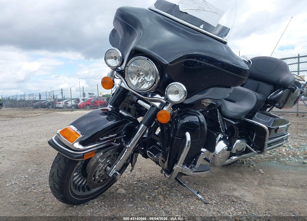 2011 HARLEY-DAVIDSON FLHTCU VIN: 1HD1FC412BB658867