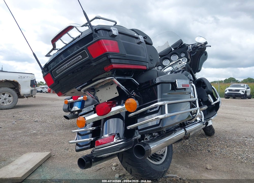 2011 HARLEY-DAVIDSON FLHTCU VIN: 1HD1FC412BB658867