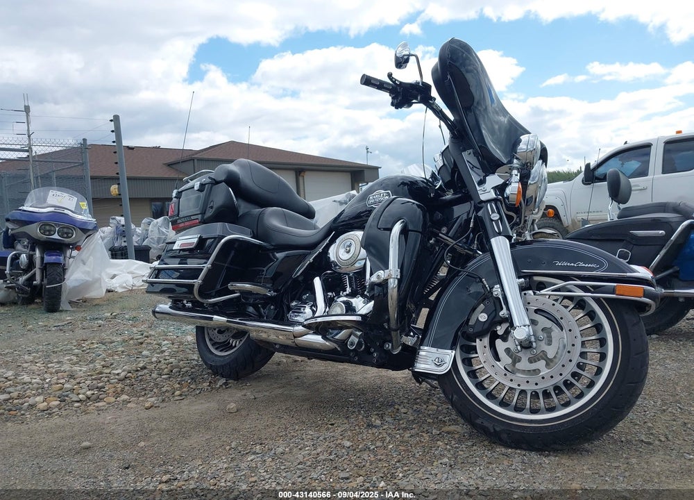 2011 HARLEY-DAVIDSON FLHTCU VIN: 1HD1FC412BB658867