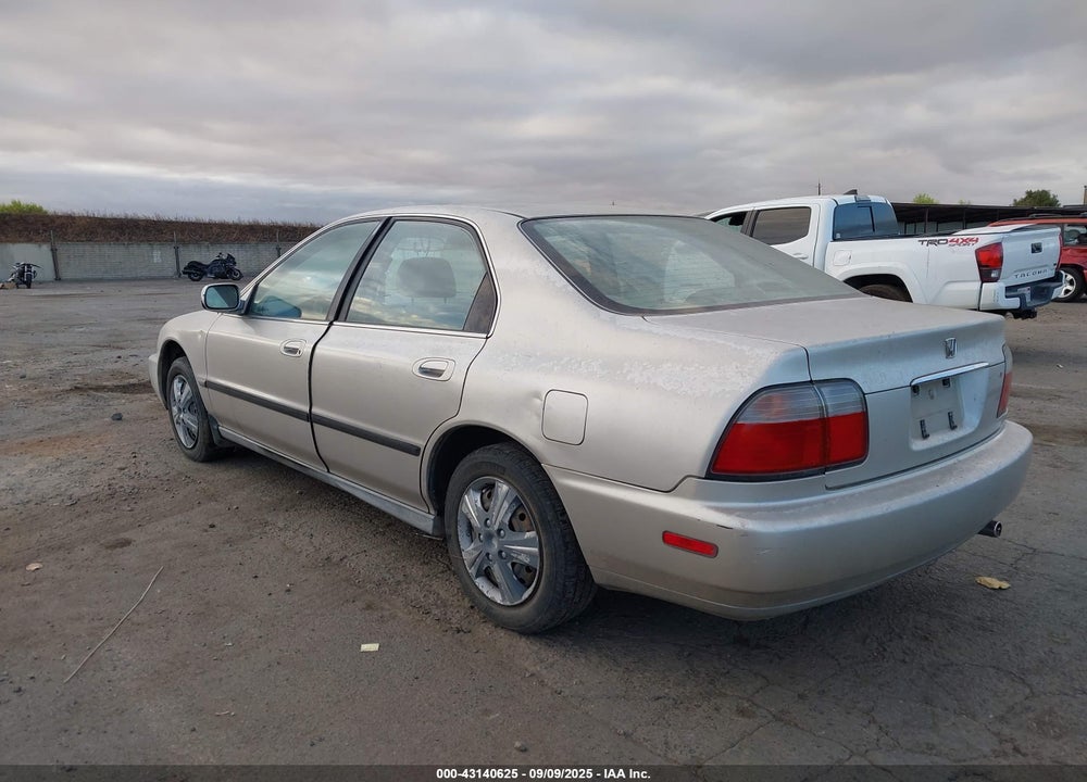 1997 HONDA ACCORD LX VIN: 1HGCD563XVA061830