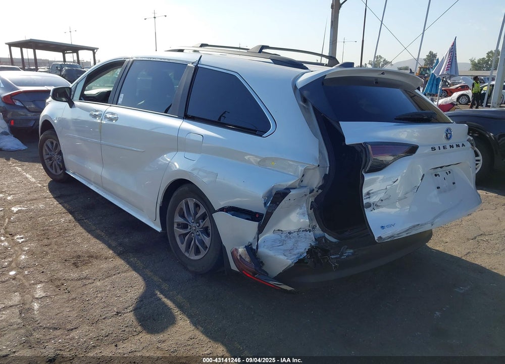 2025 TOYOTA SIENNA XLE VIN: 5TDJRKEC2SS235430