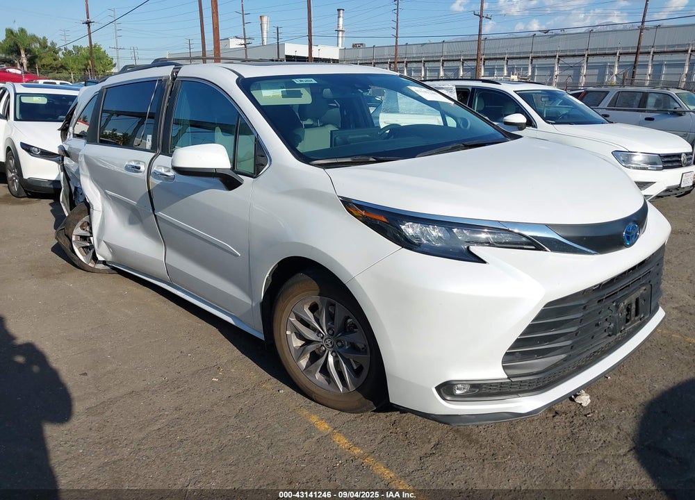 2025 TOYOTA SIENNA XLE VIN: 5TDJRKEC2SS235430