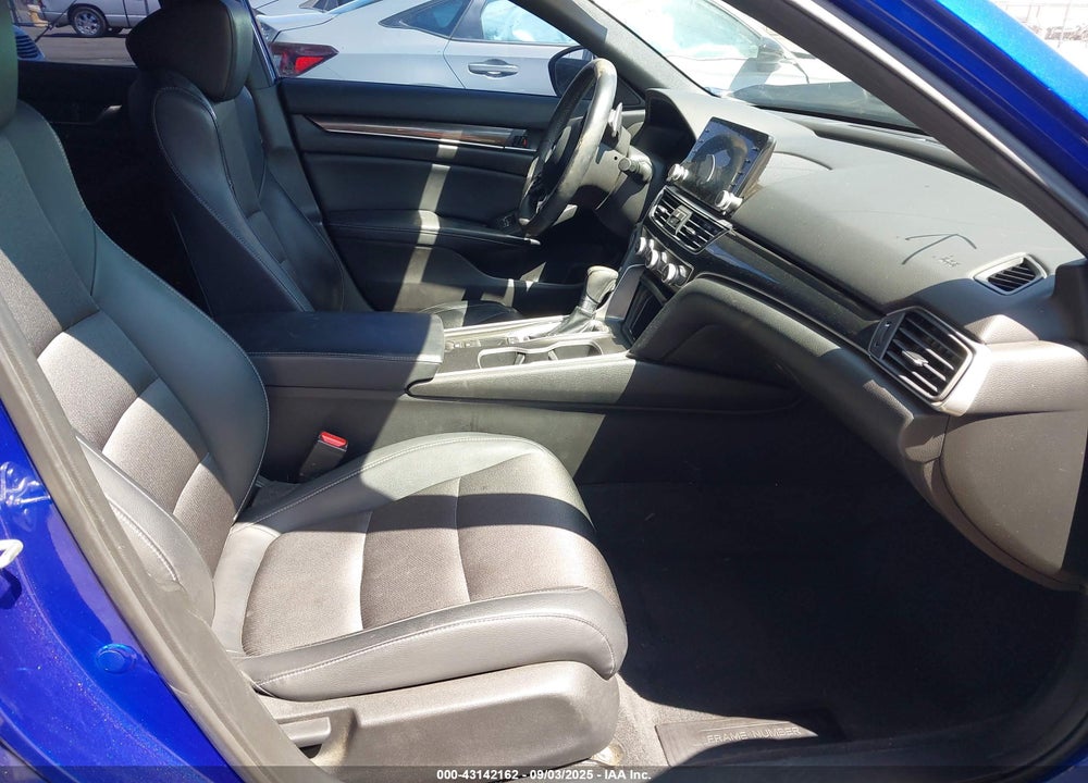 2018 HONDA ACCORD VIN: 1HGCV1F39JA061835