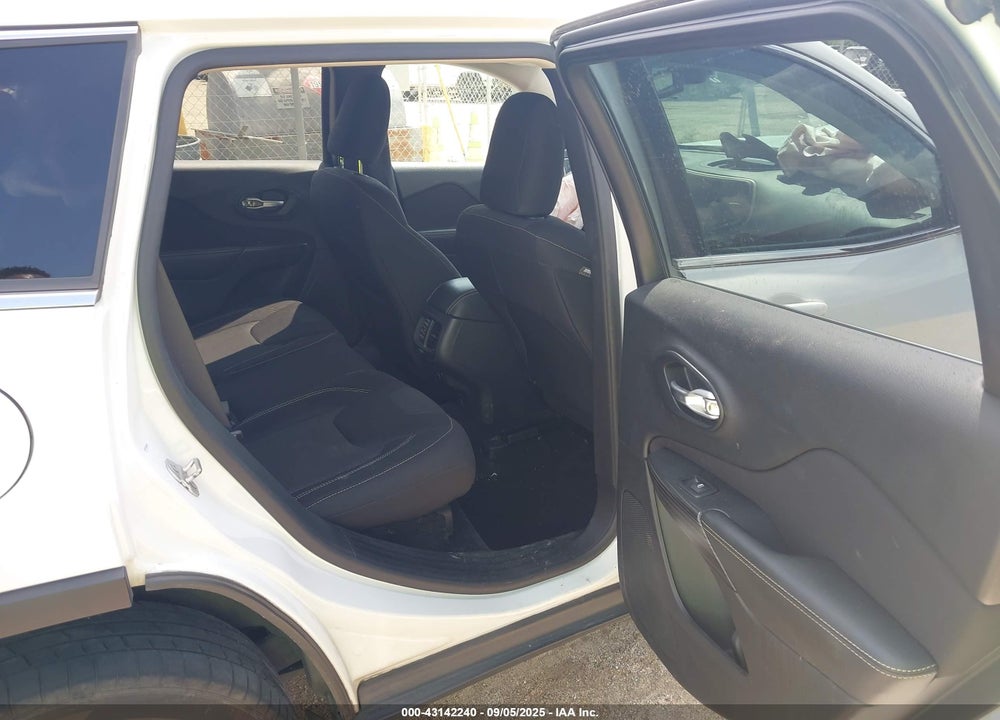 2015 JEEP CHEROKEE VIN: 1C4PJLCB4FW700037