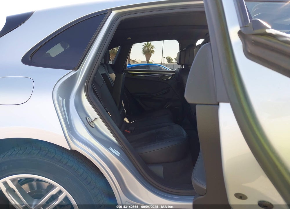 2017 PORSCHE MACAN VIN: WP1AA2A54HLB02143