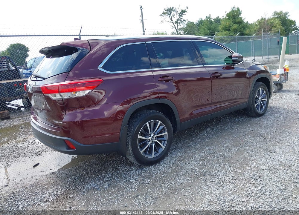 2019 TOYOTA HIGHLANDER XLE VIN: 5TDJZRFHXKS717758
