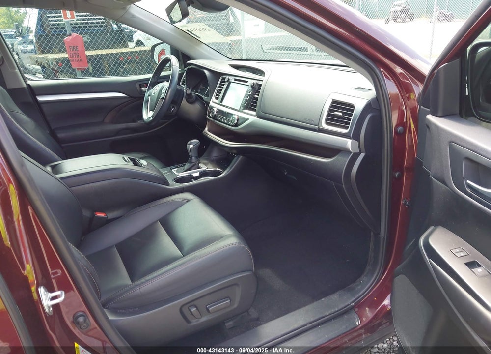 2019 TOYOTA HIGHLANDER XLE VIN: 5TDJZRFHXKS717758