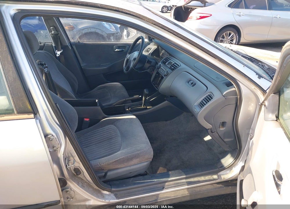 1998 HONDA ACCORD DX VIN: 1HGCF8648WA130715