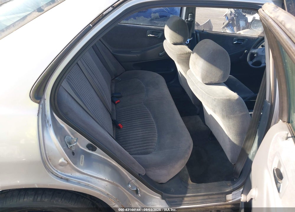1998 HONDA ACCORD DX VIN: 1HGCF8648WA130715