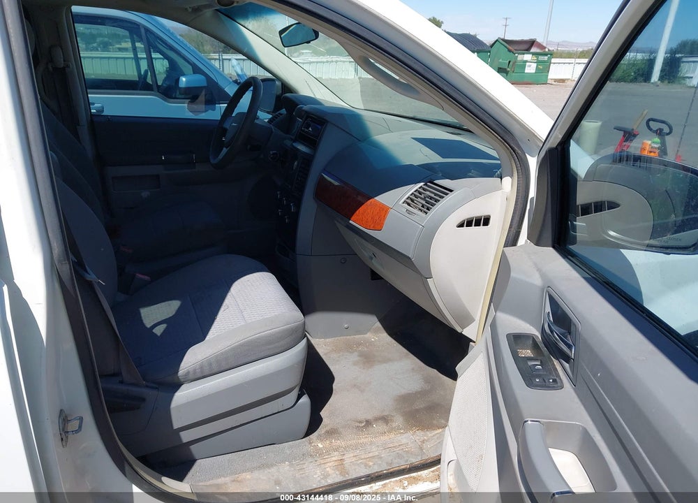 2008 CHRYSLER TOWN & COUNTRY LX VIN: 2A8HR44H38R604894