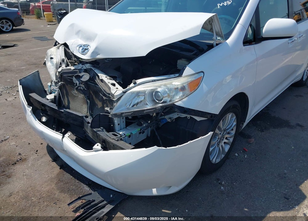 2011 TOYOTA SIENNA LIMITED V6/XLE V6/XLE V6 AUTO ACCESS SEAT VIN: 5TDYK3DC1BS018302
