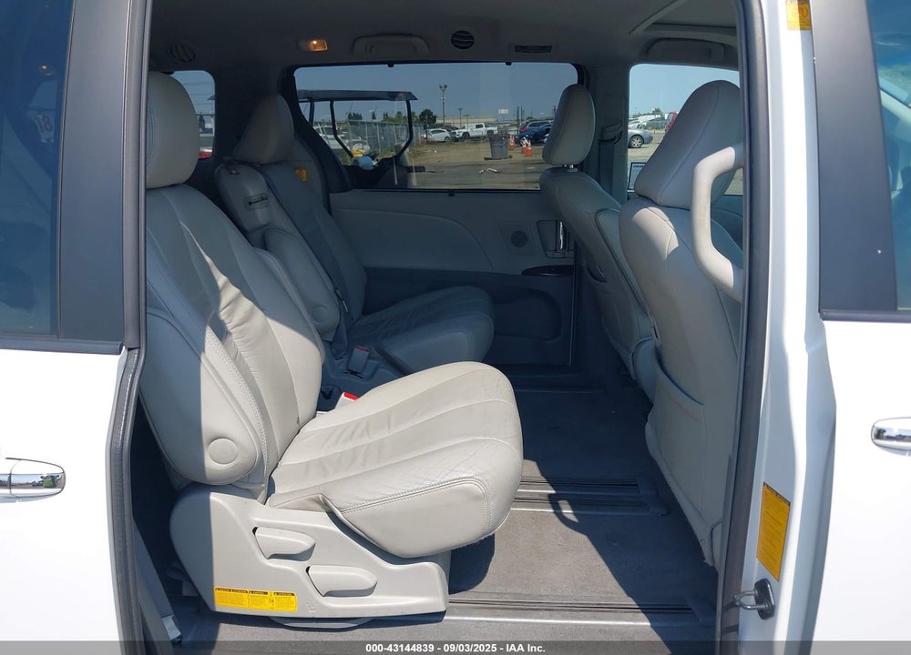 2011 TOYOTA SIENNA LIMITED V6/XLE V6/XLE V6 AUTO ACCESS SEAT VIN: 5TDYK3DC1BS018302