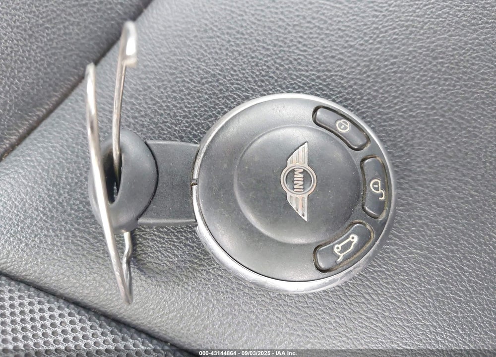 2011 MINI COOPER VIN: WMWZN3C59BT132643