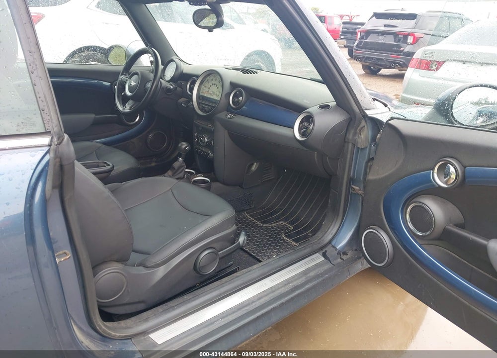 2011 MINI COOPER VIN: WMWZN3C59BT132643