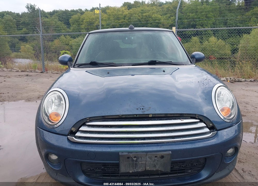 2011 MINI COOPER VIN: WMWZN3C59BT132643