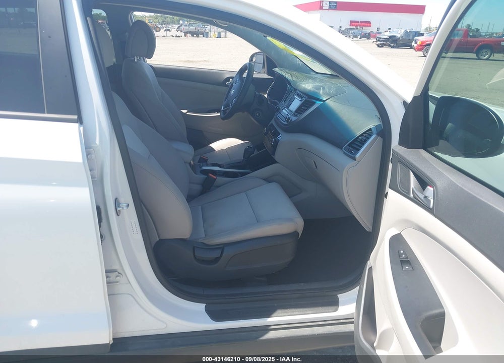 2016 HYUNDAI TUCSON VIN: KM8J33A47GU120083