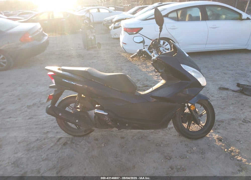 2017 HONDA PCX 150 VIN: RLHKF1805HY200967
