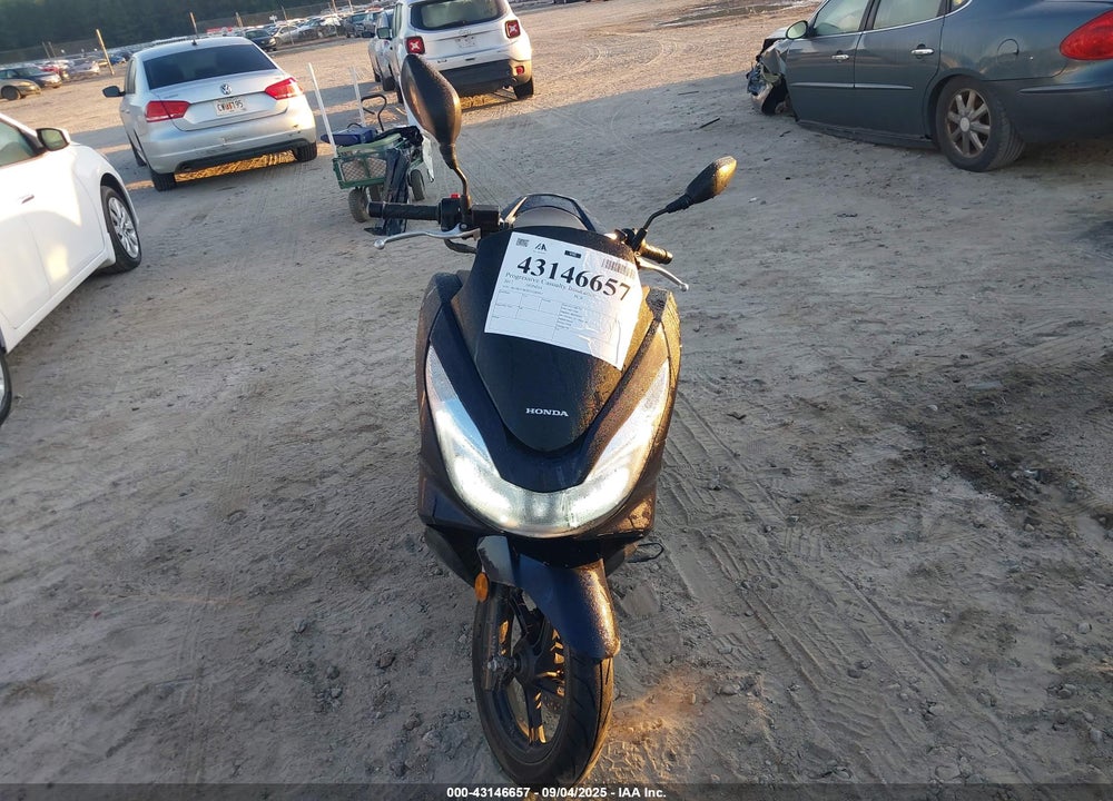 2017 HONDA PCX 150 VIN: RLHKF1805HY200967