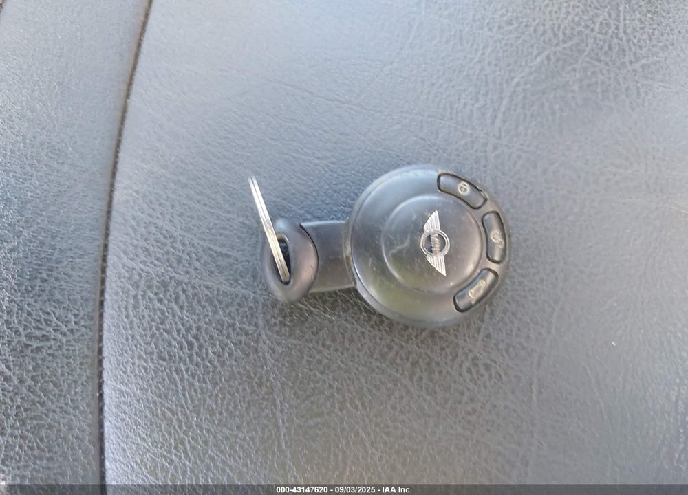 2009 MINI COOPER VIN: WMWMF33549TU70209