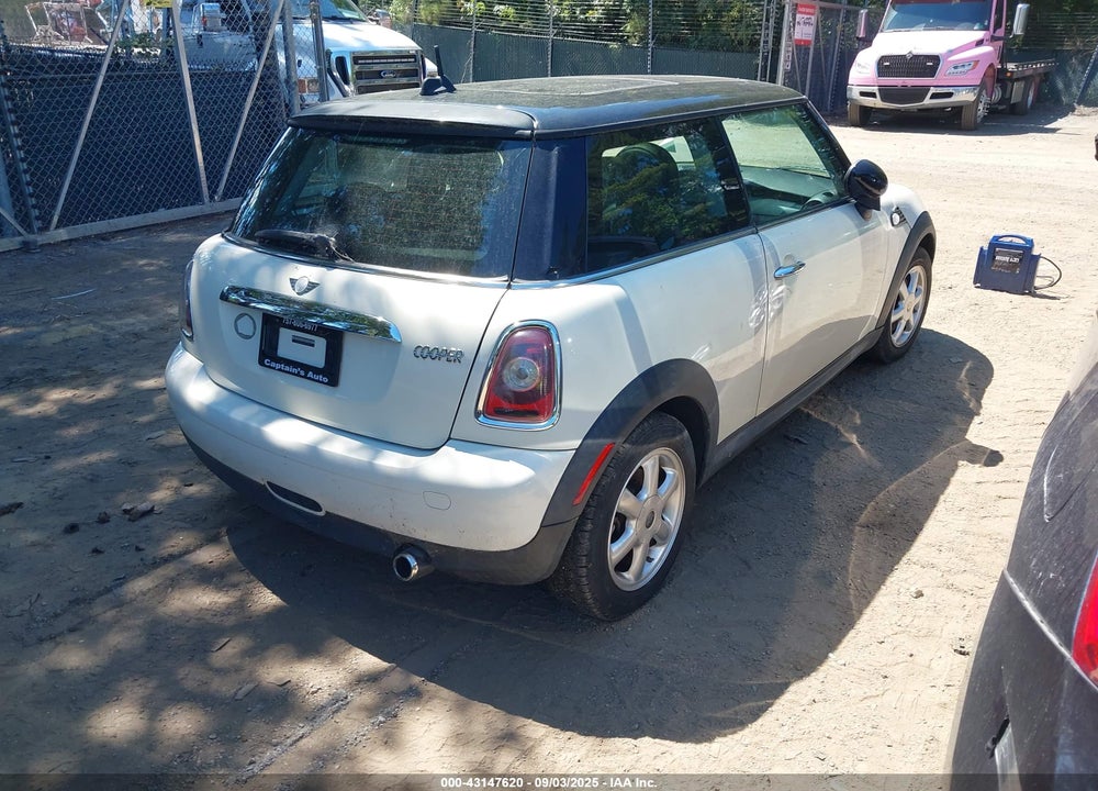 2009 MINI COOPER VIN: WMWMF33549TU70209
