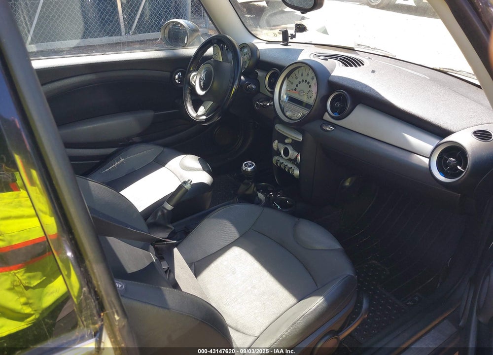 2009 MINI COOPER VIN: WMWMF33549TU70209