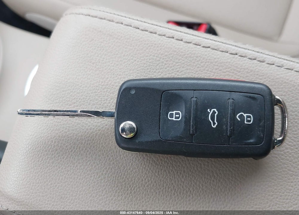 2019 VOLKSWAGEN BEETLE VIN: 3VWJD7AT2KM707558
