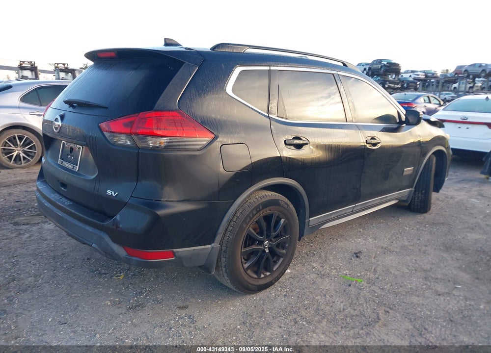 2017 NISSAN ROGUE VIN: 5N1AT2MT0HC768627