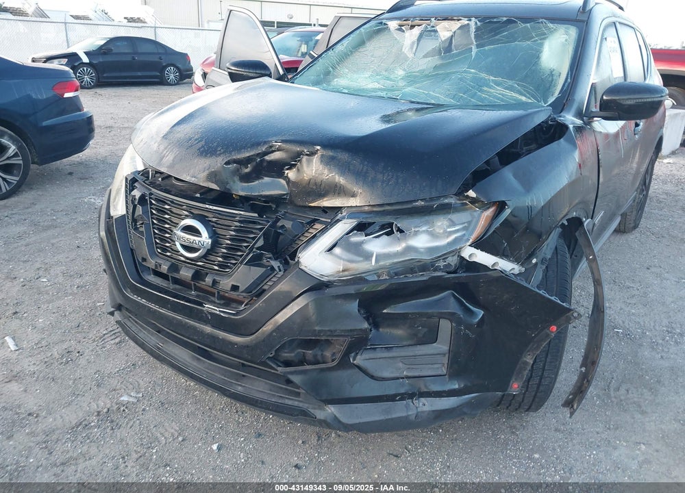 2017 NISSAN ROGUE VIN: 5N1AT2MT0HC768627