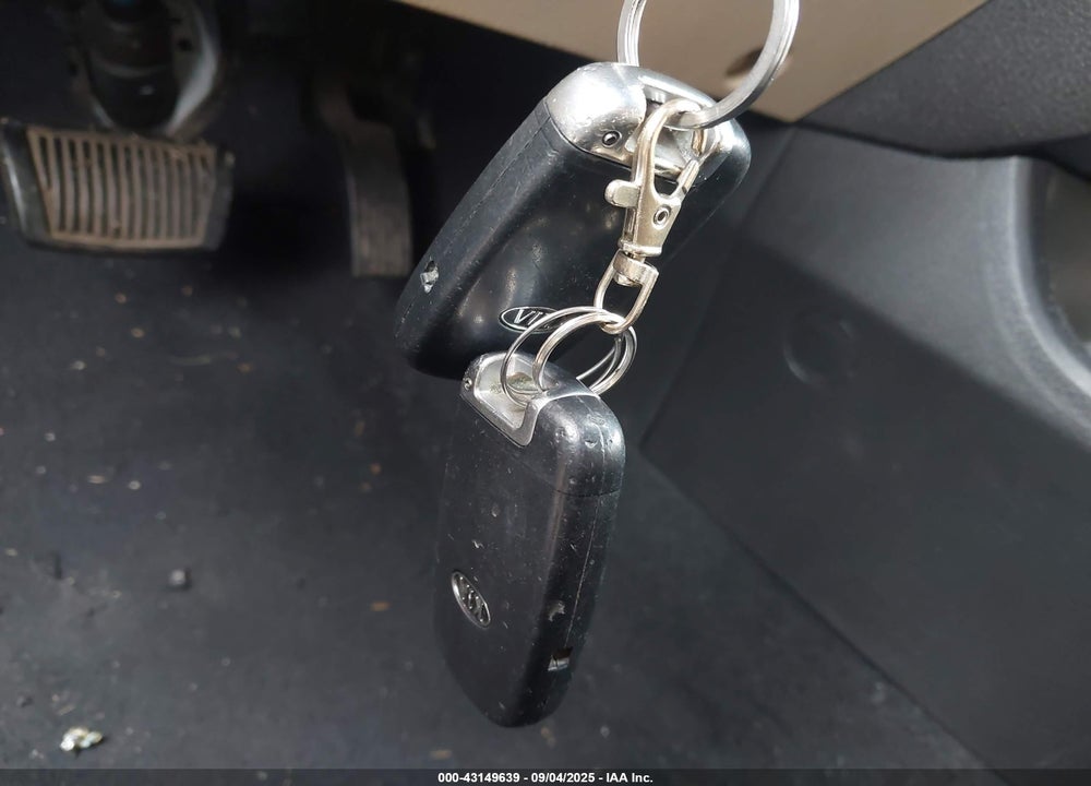 2013 KIA SORENTO VIN: 5XYKU3A63DG420398