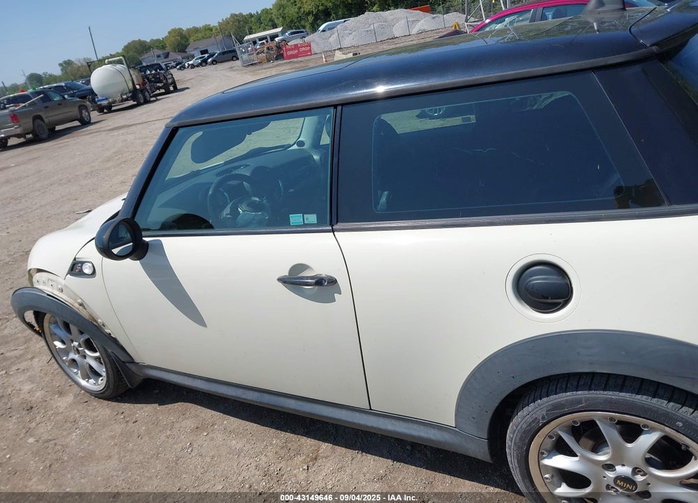 2008 MINI COOPER S VIN: WMWMF73558TT90634