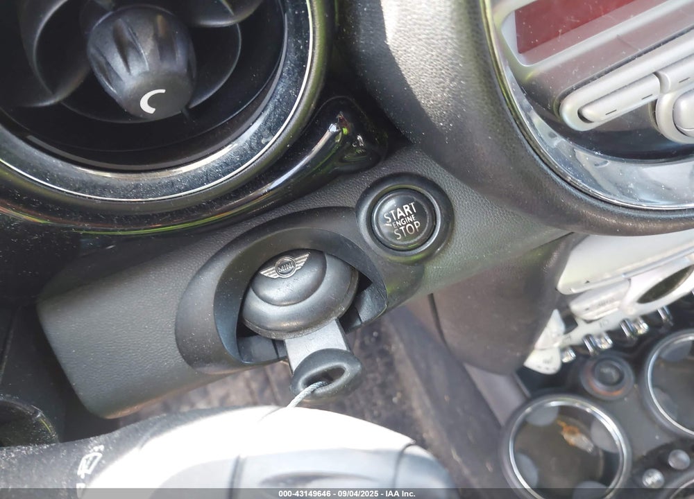 2008 MINI COOPER S VIN: WMWMF73558TT90634