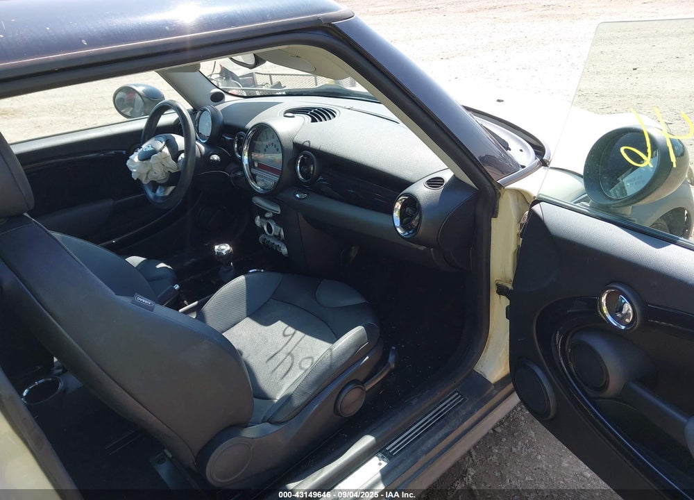 2008 MINI COOPER S VIN: WMWMF73558TT90634