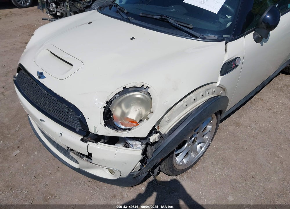 2008 MINI COOPER S VIN: WMWMF73558TT90634