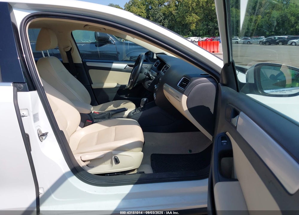 2014 VOLKSWAGEN JETTA HYBRID SEL PREMIUM VIN: 3VW637AJ3EM291550