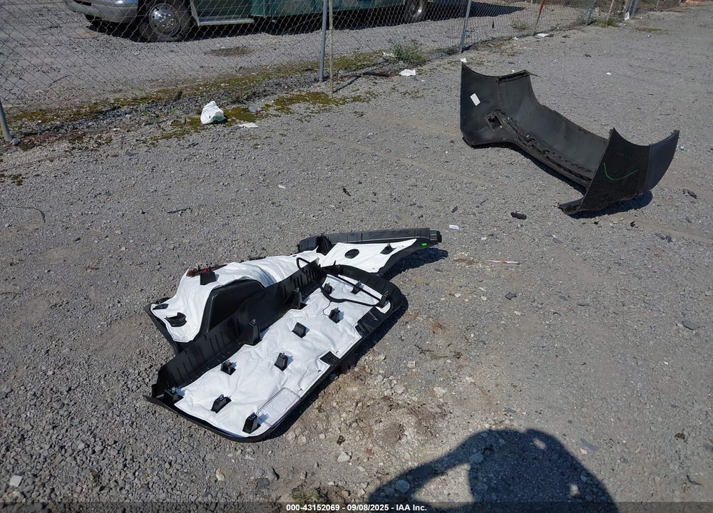 2018 CHEVROLET EQUINOX LT VIN: 2GNAXJEV6J6339355