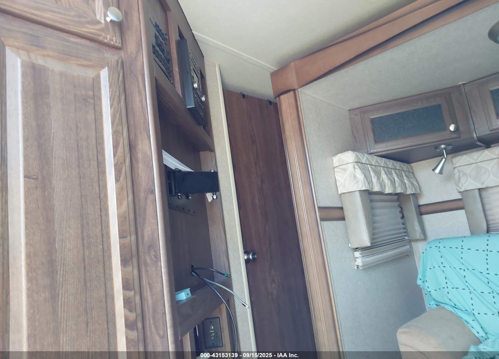 2016 FOREST RIVER FLAGSTAFF CLASSIC VIN: 4X4TFLG27G1871531