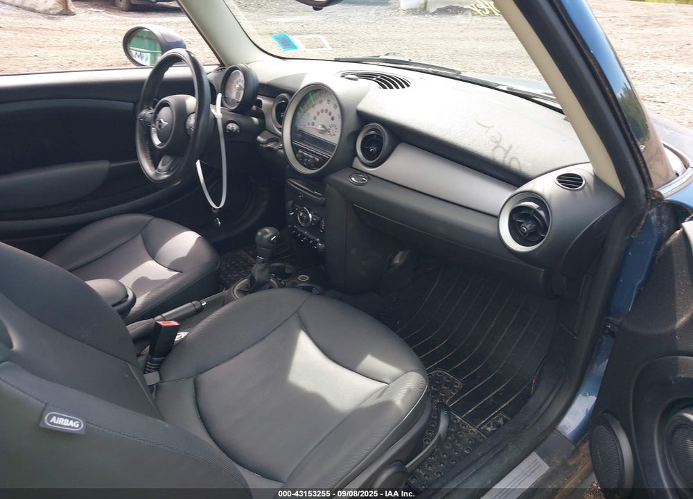 2011 MINI COOPER CLUBMAN VIN: WMWZF3C52BT188257