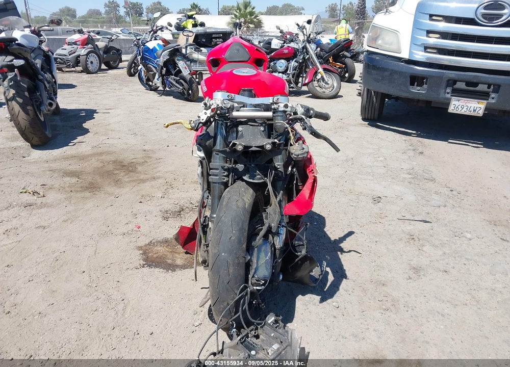 2015 DUCATI SUPERBIKE 899 PANIGALE VIN: ZDM14BUW6FB025117