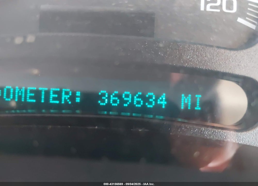 2005 CHEVROLET SUBURBAN 1500 LT VIN: 1GNEC16Z25J157417