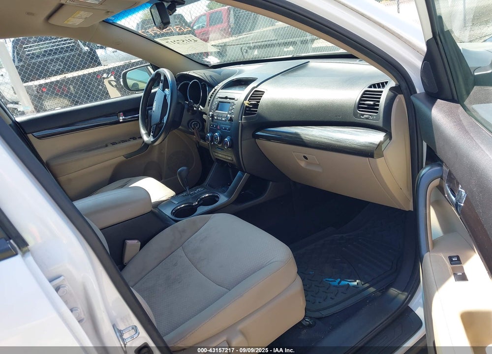 2011 KIA SORENTO LX VIN: 5XYKTCA11BG172379