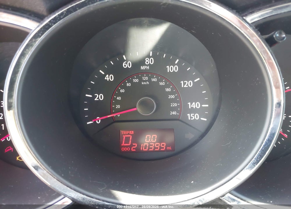 2011 KIA SORENTO LX VIN: 5XYKTCA11BG172379