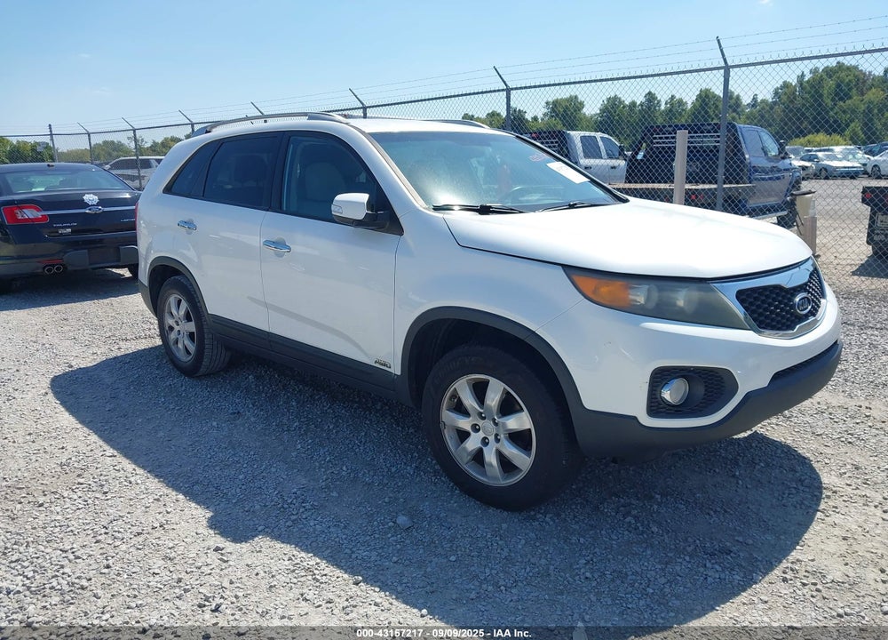 2011 KIA SORENTO LX VIN: 5XYKTCA11BG172379