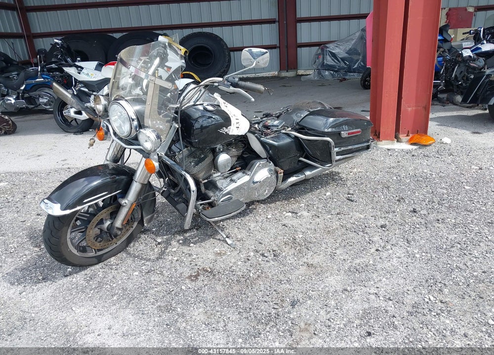 2016 HARLEY-DAVIDSON FLHP POLICE ROAD KING VIN: 1HD1FHM18GB629877