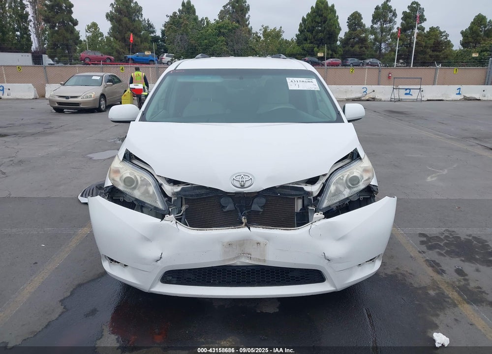 2014 TOYOTA SIENNA LE V6 8 PASSENGER VIN: 5TDKK3DCXES467410