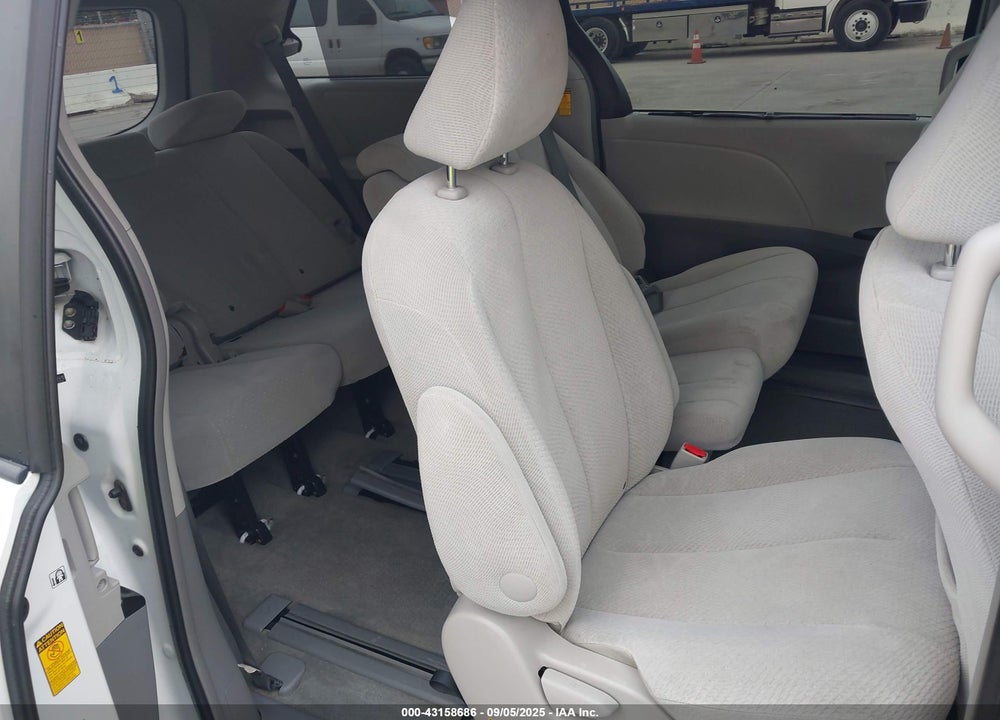 2014 TOYOTA SIENNA LE V6 8 PASSENGER VIN: 5TDKK3DCXES467410