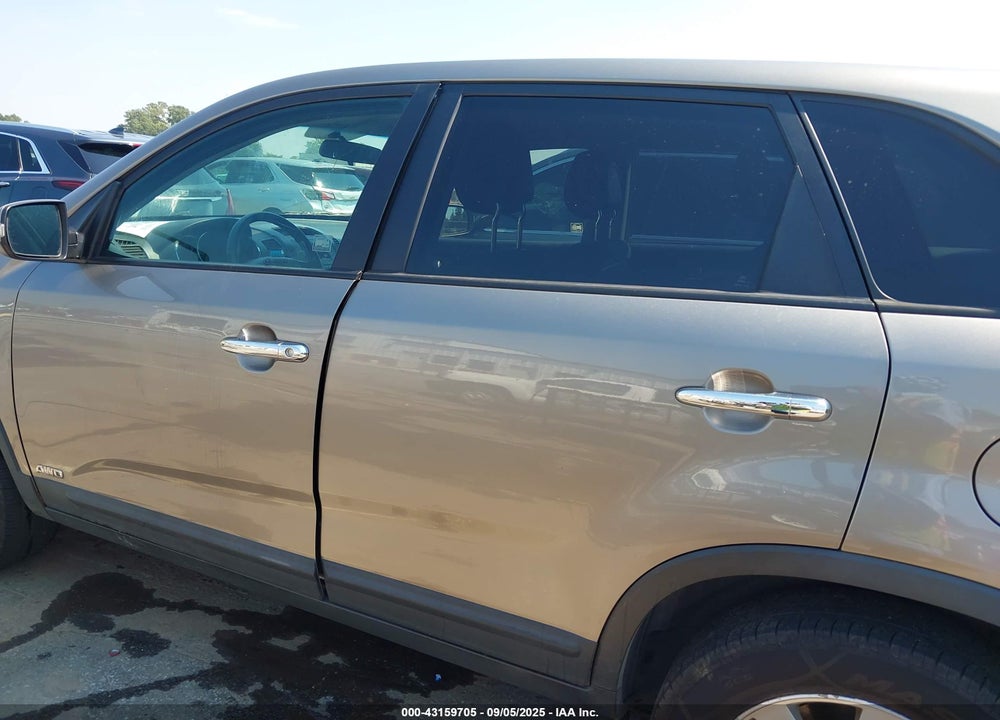 2011 KIA SORENTO LX VIN: 5XYKTCA12BG064983