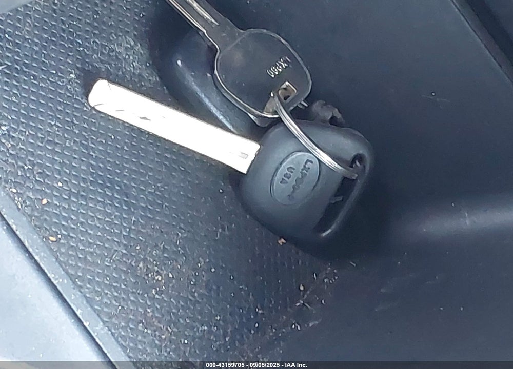 2011 KIA SORENTO LX VIN: 5XYKTCA12BG064983