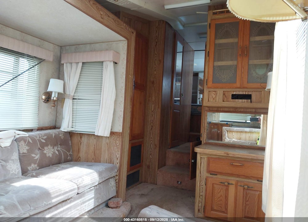 1988 NU-WA HITCHHIKER 5TH WHEEL TRAVEL TRAILER VIN: 1NW32HR04JA041233
