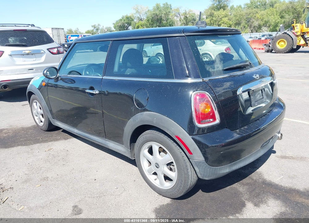 2010 MINI COOPER VIN: WMWMF3C50ATZ25688