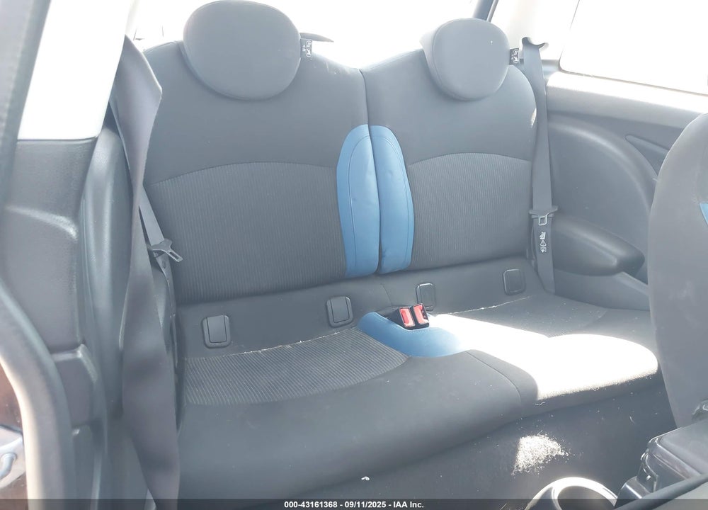 2010 MINI COOPER VIN: WMWMF3C50ATZ25688